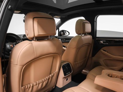 Certified 2023 Porsche Macan AWD/4WD image 39