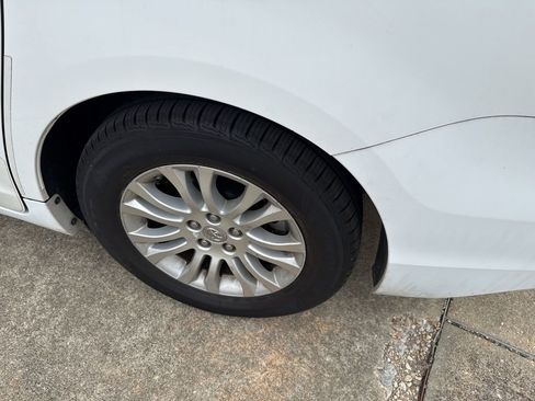 Used 2013 Toyota Sienna XLE image 18