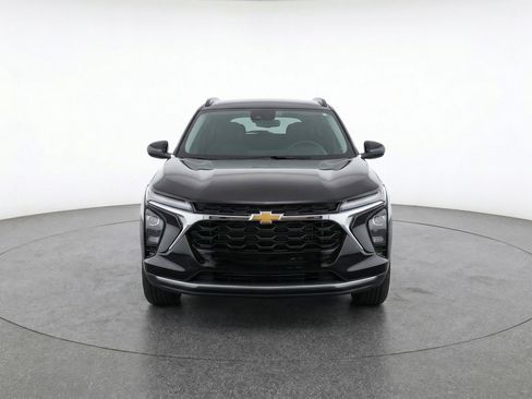 Used 2025 Chevrolet Trax LT w/ LT Convenience Package image 2