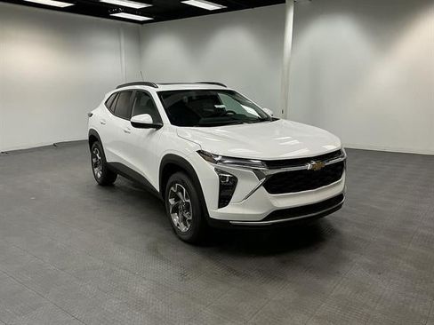 New 2026 Chevrolet Trax LT w/ Sunroof Package FWD image 7
