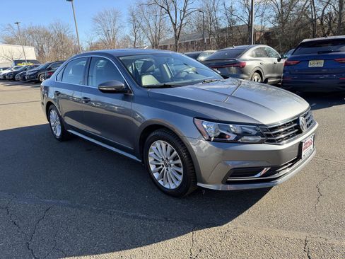 Used 2017 Volkswagen Passat 1.8T SE image 3