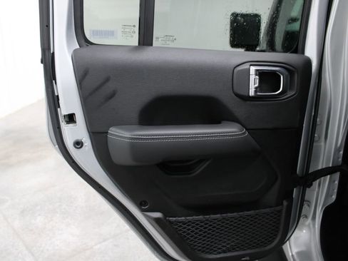 Used 2023 Jeep Gladiator Overland image 23