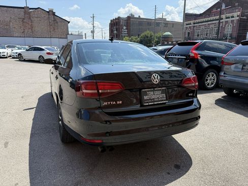 Used 2017 Volkswagen Jetta SE FWD image 4