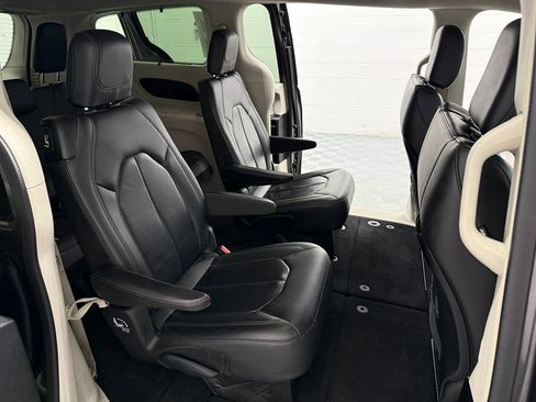 Used 2018 Chrysler Pacifica Touring-L FWD image 12