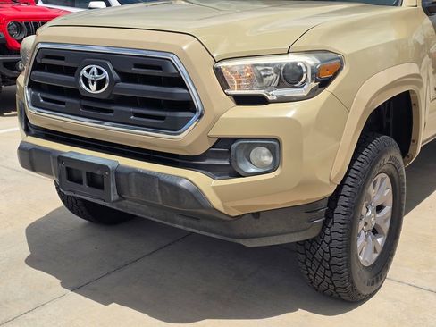 Used 2017 Toyota Tacoma SR5 w/ Tow Package AWD/4WD image 9