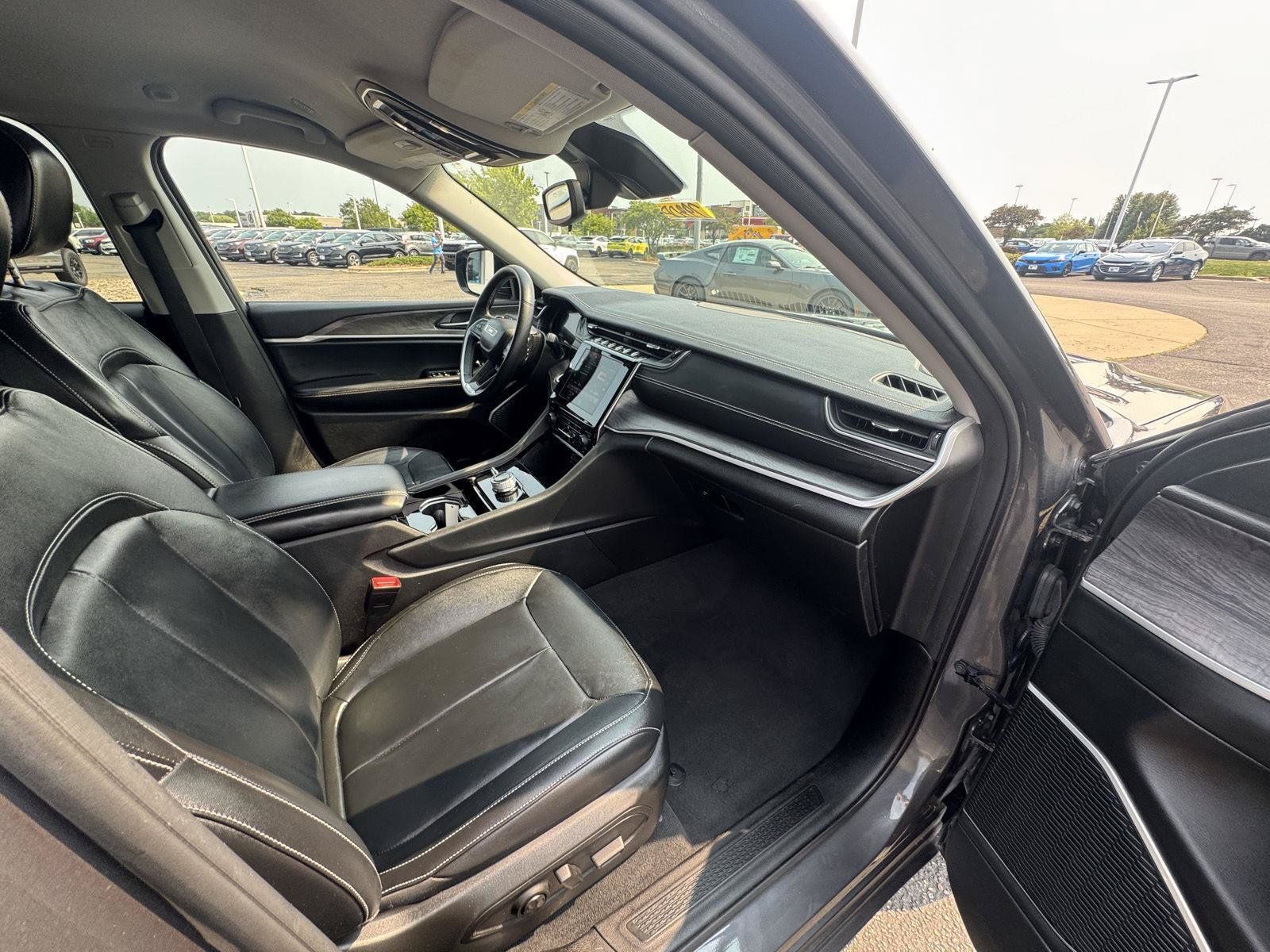 Used 2022 Jeep Grand Cherokee Limited AWD/4WD image 19