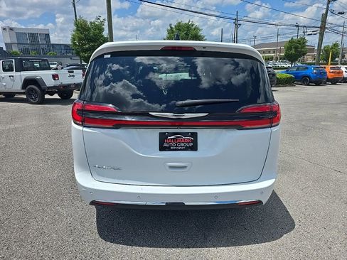 Used 2023 Chrysler Pacifica Touring-L FWD image 4