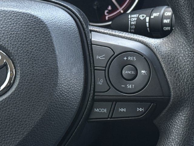 Used 2025 Toyota RAV4 XLE FWD image 15