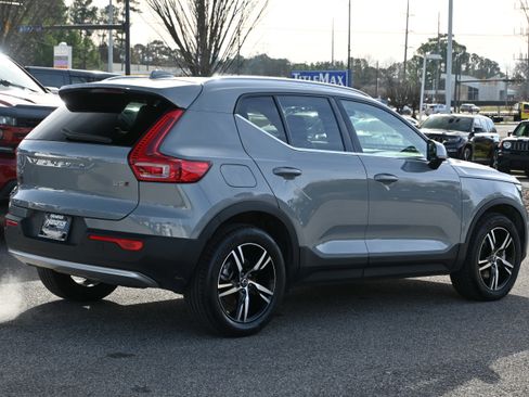 Used 2025 Volvo XC40 B5 Core image 16