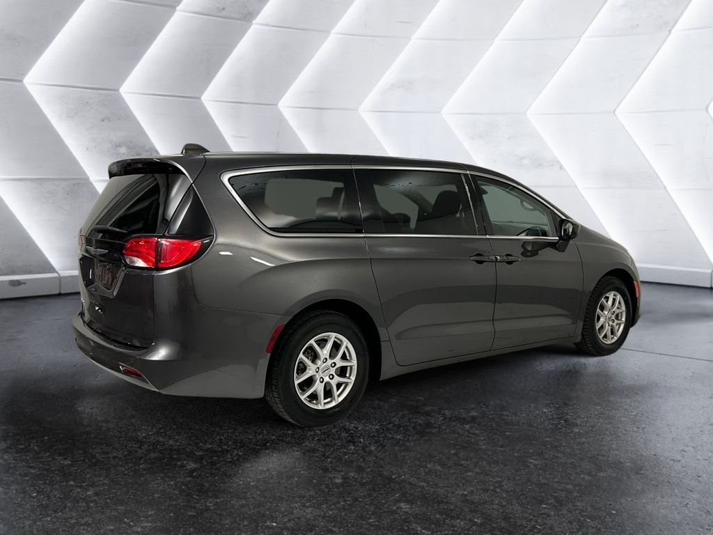 Used 2023 Chrysler Voyager LX FWD image 4