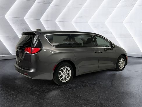 Used 2023 Chrysler Voyager LX FWD image 4