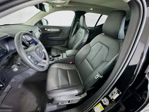 Used 2025 Volvo XC40 B5 Core image 13