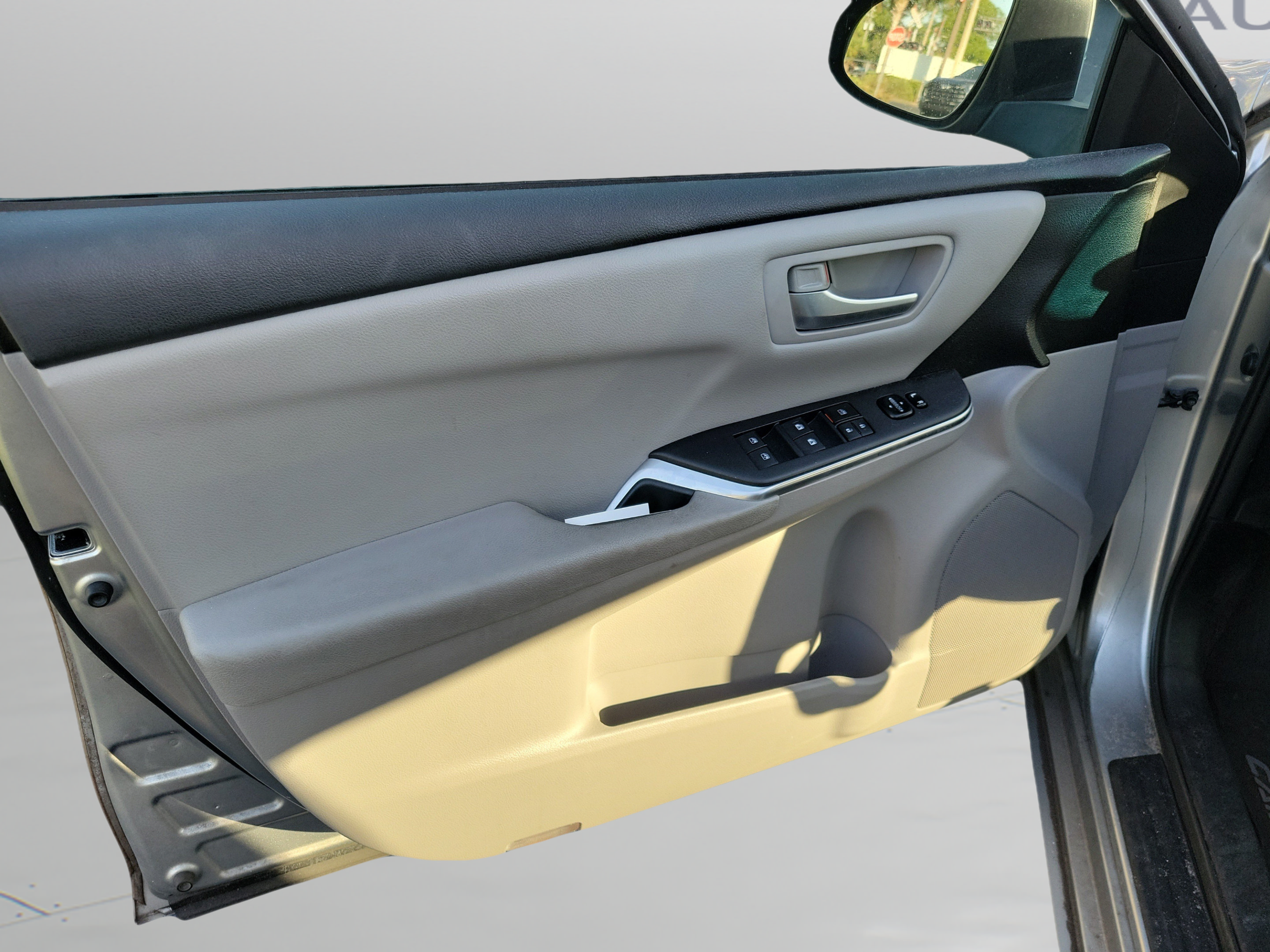Used 2016 Toyota Camry SE FWD image 28