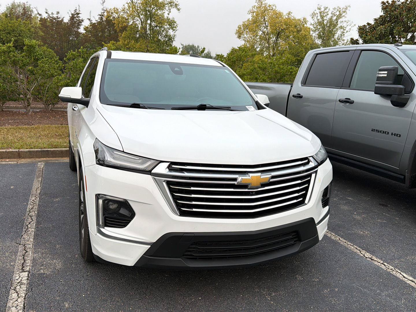 Used 2023 Chevrolet Traverse Premier FWD image 4