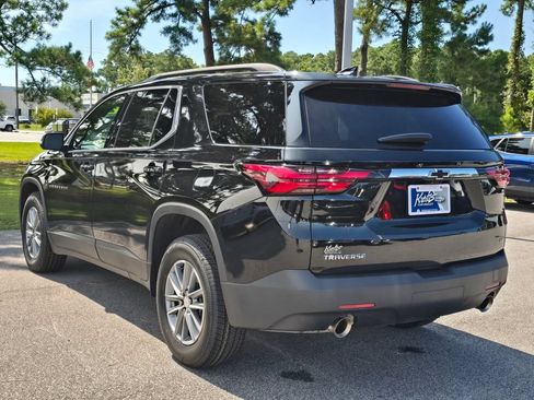 Used 2023 Chevrolet Traverse LT FWD image 3