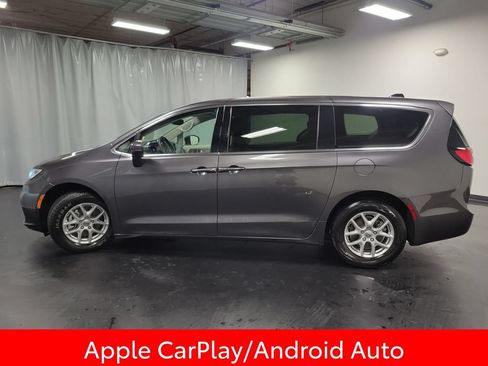 Used 2023 Chrysler Pacifica Touring-L FWD image 5