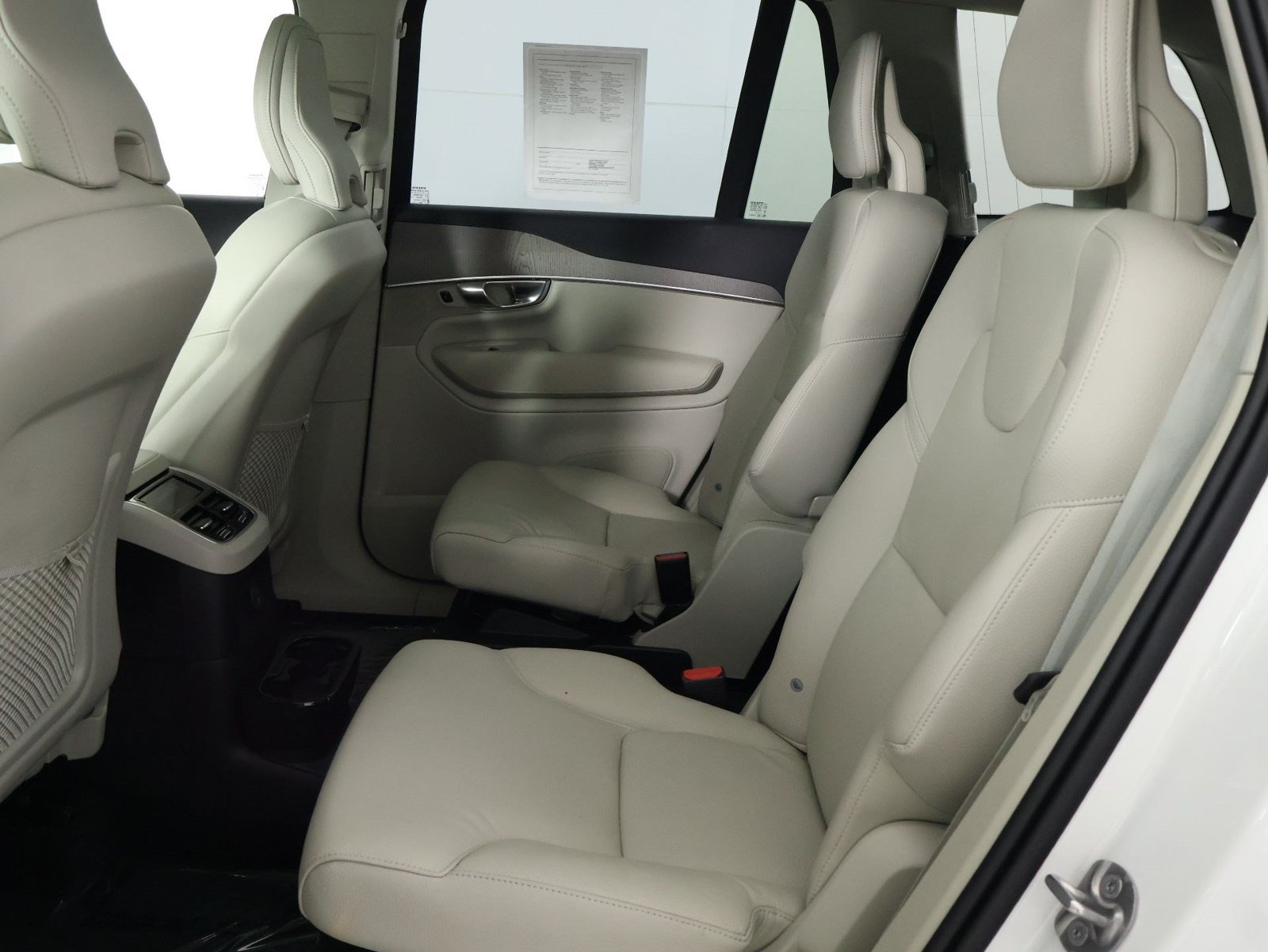 Certified 2025 Volvo XC90 T8 Plus w/ Protection Package Premier AWD/4WD image 32