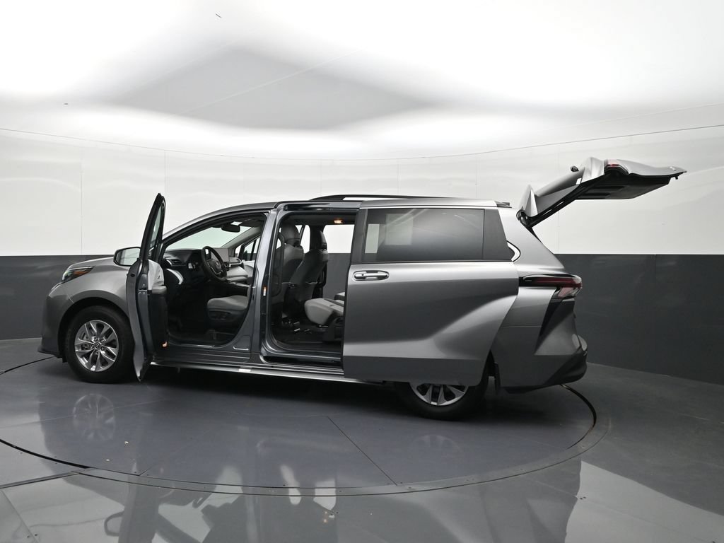Used 2026 Toyota Sienna XLE FWD image 43