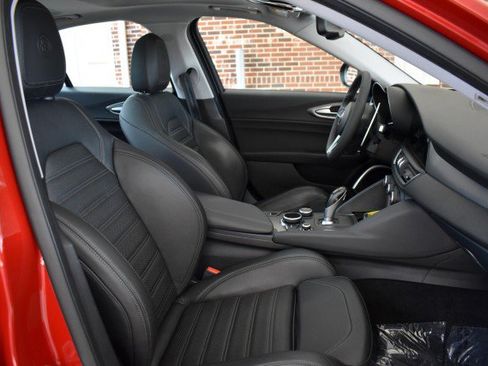 Used 2017 Alfa Romeo Giulia Ti w/ TI 19" Sport Package AWD/4WD image 39