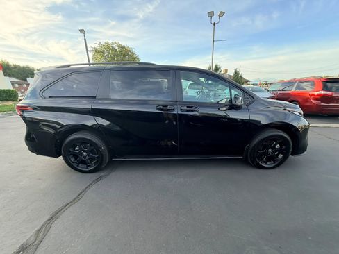 Used 2026 Toyota Sienna XLE Woodland Edition AWD/4WD image 3