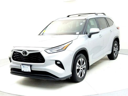 Certified 2024 Toyota Highlander XLE image 2