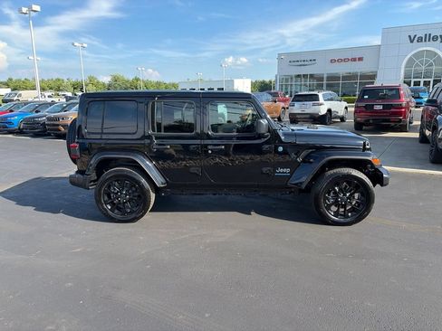 Used 2025 Jeep Wrangler Unlimited Sahara w/ Safety Group AWD/4WD image 8