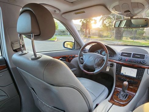 Used 2005 Mercedes-Benz E 320 Sedan image 27