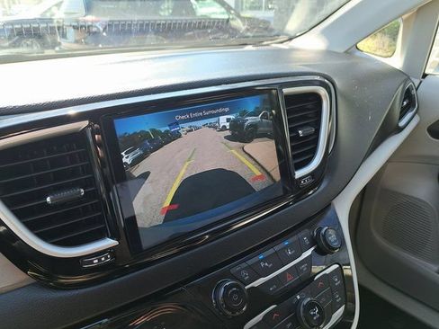 Used 2023 Chrysler Pacifica Touring-L FWD image 14