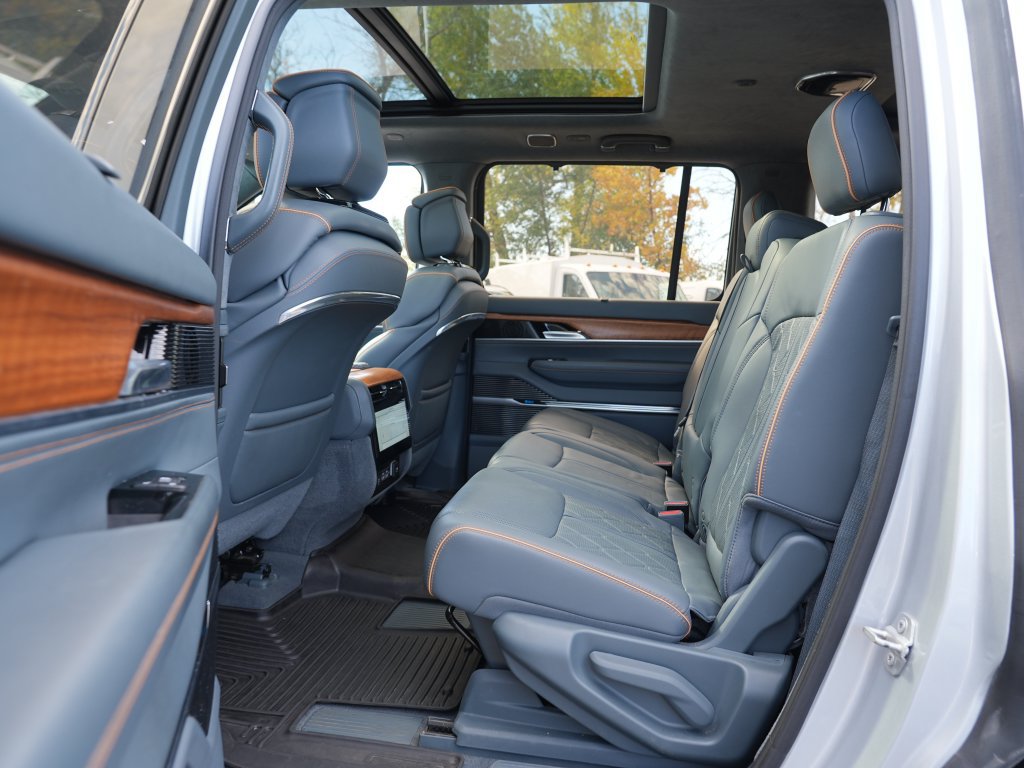 Used 2023 Jeep Grand Wagoneer Series III AWD/4WD image 19