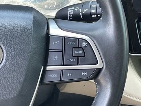 Used 2024 Toyota Highlander XLE FWD image 14