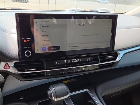 Used 2025 Toyota Sienna XLE w/ XLE Plus Package FWD image 23