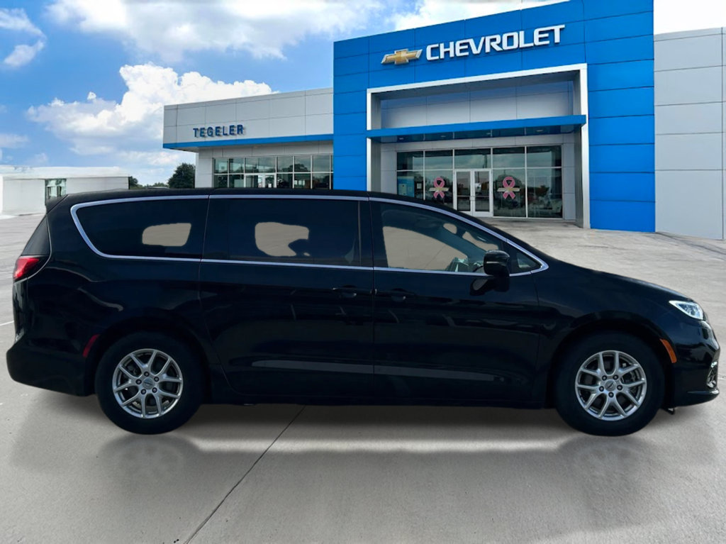 Used 2024 Chrysler Pacifica Touring-L FWD image 4