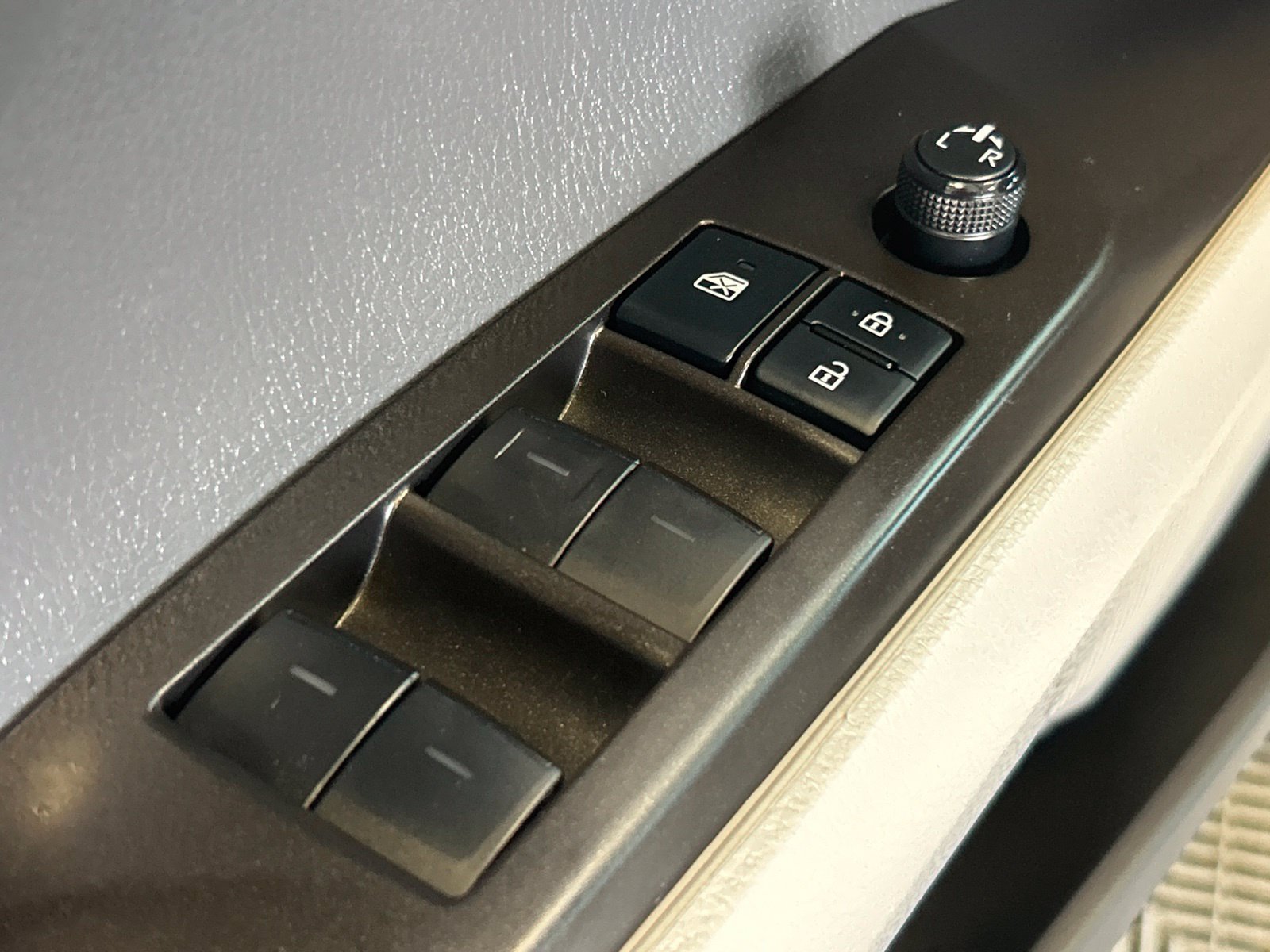 Used 2021 Toyota Camry LE w/ Carpet Mat Package (TMS) FWD image 13