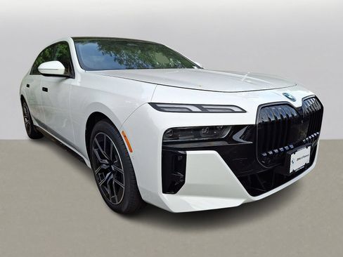 Used 2025 BMW i7 xDrive60 w/ Premium Package AWD/4WD image 2
