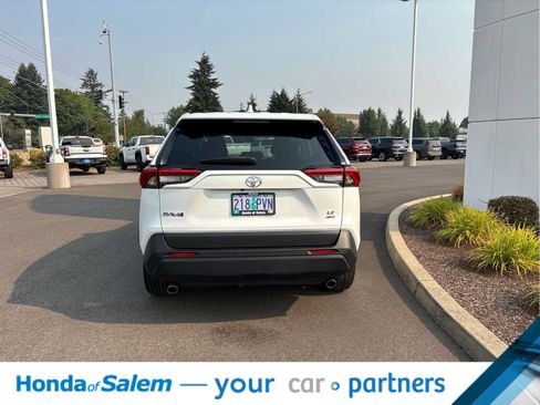 Used 2024 Toyota RAV4 LE AWD/4WD image 5