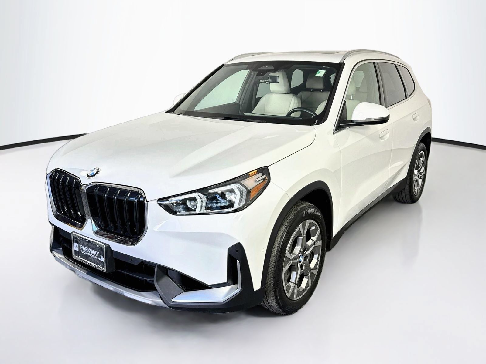 Used 2023 BMW X1 xDrive28i w/ Convenience Package AWD/4WD image 3