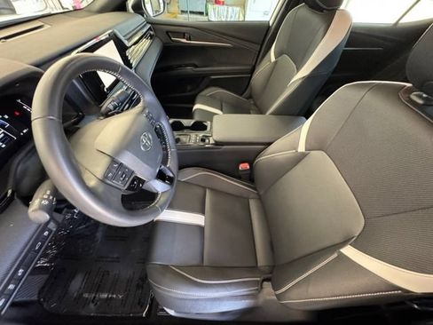 Used 2025 Toyota Camry SE w/ Convenience Package FWD image 28