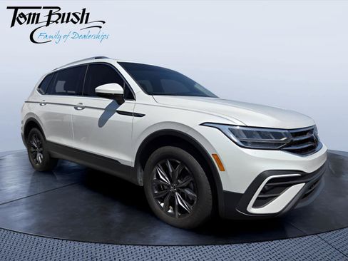 Used 2023 Volkswagen Tiguan SE image 1