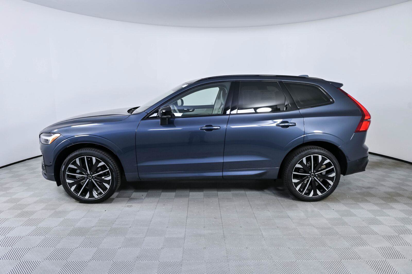 Used 2027 Volvo XC60 B5 Ultra AWD/4WD image 2