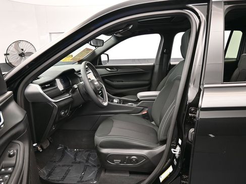 Used 2024 Jeep Grand Cherokee L Laredo image 12