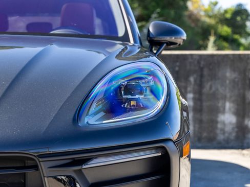 Used 2023 Porsche Macan Turbo image 17