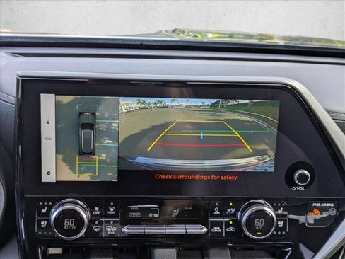 Used 2024 Toyota Highlander Limited image 14