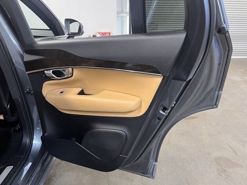 Used 2017 Volvo XC90 T6 Momentum w/ Vision Package image 15