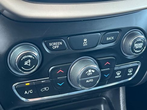 Used 2018 Jeep Cherokee Limited image 21