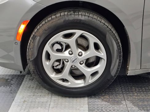 Used 2024 Chrysler Pacifica Limited w/ Trailer Tow Group image 16