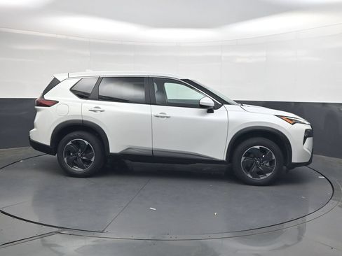 Used 2025 Nissan Rogue SV FWD image 4