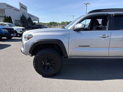 Used 2020 Toyota Tacoma TRD Off-Road AWD/4WD image 12