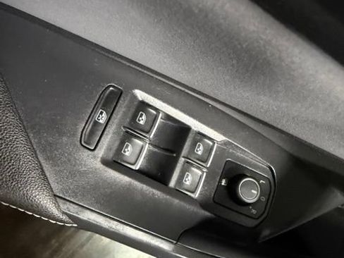 Used 2025 Volkswagen Jetta SE FWD image 12