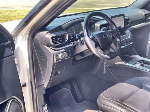 Used 2020 Ford Explorer XLT w/ Equipment Group 202A RWD image 3