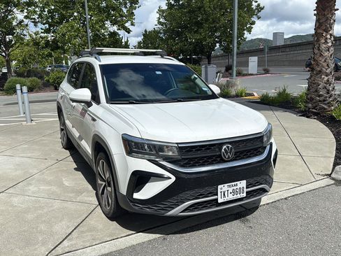 Used 2023 Volkswagen Taos SE image 4